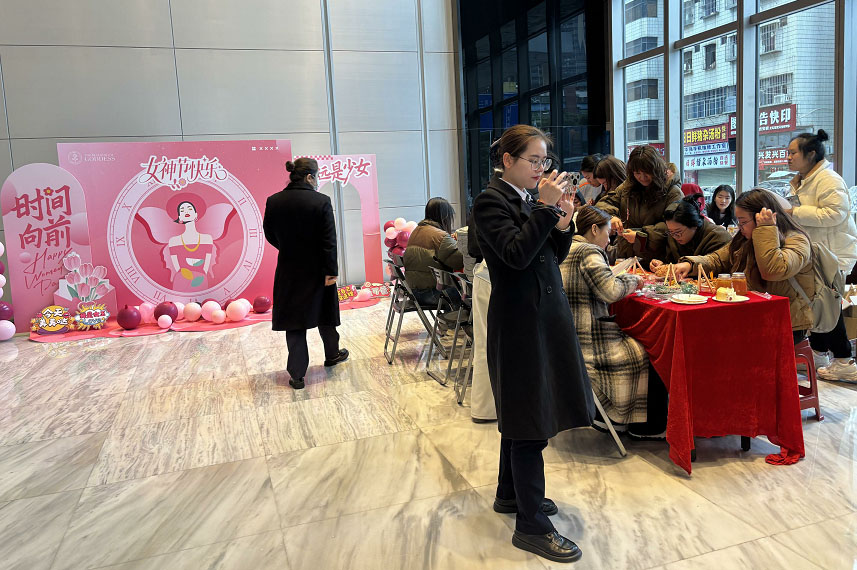 The office building property held a heartwarming event "Fang Hua Li Zan" for Women's Day on March 8th.